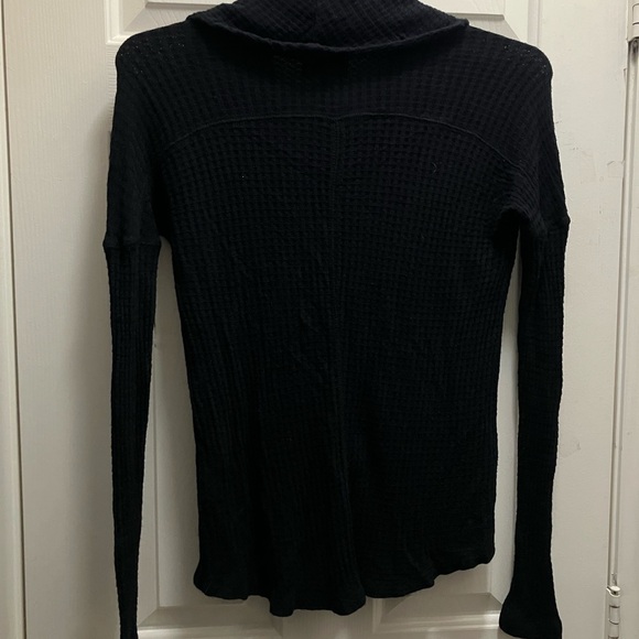 Ladies LUCKY BRAND Black Long Slv Lightweight Thermal Cowl Neck Top, XS - Picture 4 of 4